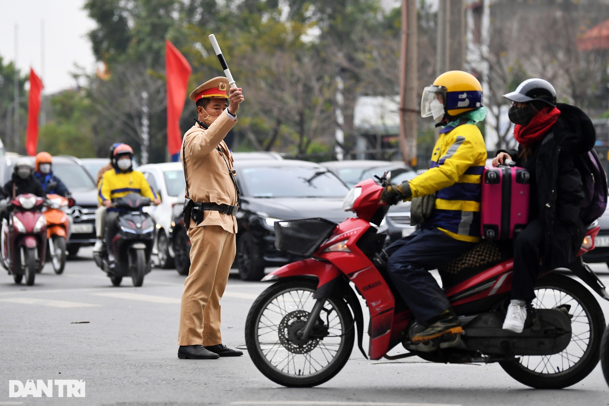 Những "chiến sĩ áo vàng" căng mình điều tiết giao thông ngày cuối năm