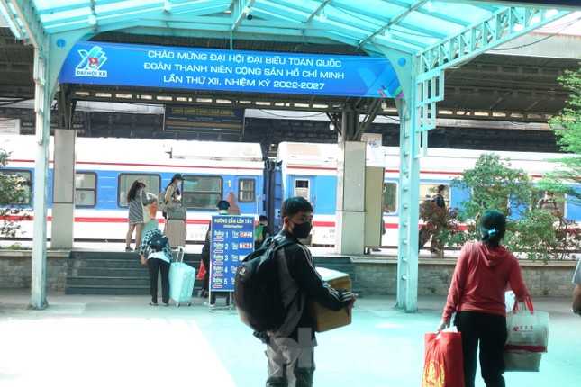 Trưa 25 tháng Chạp, ga Sài Gòn chật ních hành khách về quê đón Tết