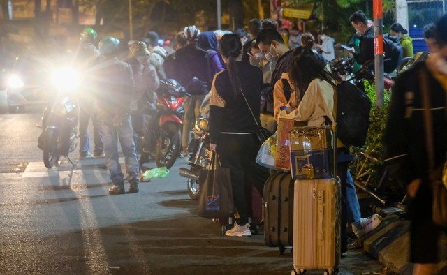 Người dân trở lại sau Tết, bến xe TPHCM tấp nập từ rạng sáng