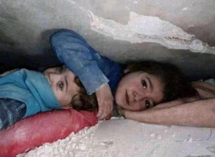 Hình ảnh bé gái Syria che chắn cho em trai suốt 36 giờ dưới đống đổ nát sau động đất gây xúc động
