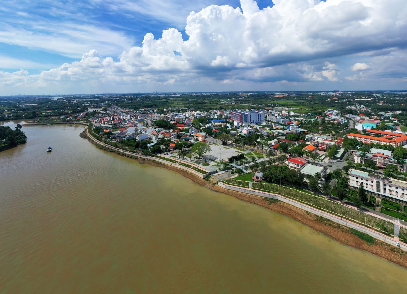 Toàn cảnh thị xã đông dân nhất Việt Nam sắp lên thành phố