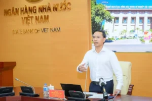 Thống đốc Ngân hàng Nhà nước Phạm Đức Ấn yêu cầu các đơn vị chức năng tiếp tục theo dõi sát diễn biến lãi suất tiền gửi và lãi suất cho vay trên thị trường. Đồng thời, các ngân hàng thương mại cần thực hiện nghiêm việc công khai, minh bạch thông tin về lãi suất trên trang thông tin điện tử theo quy định.